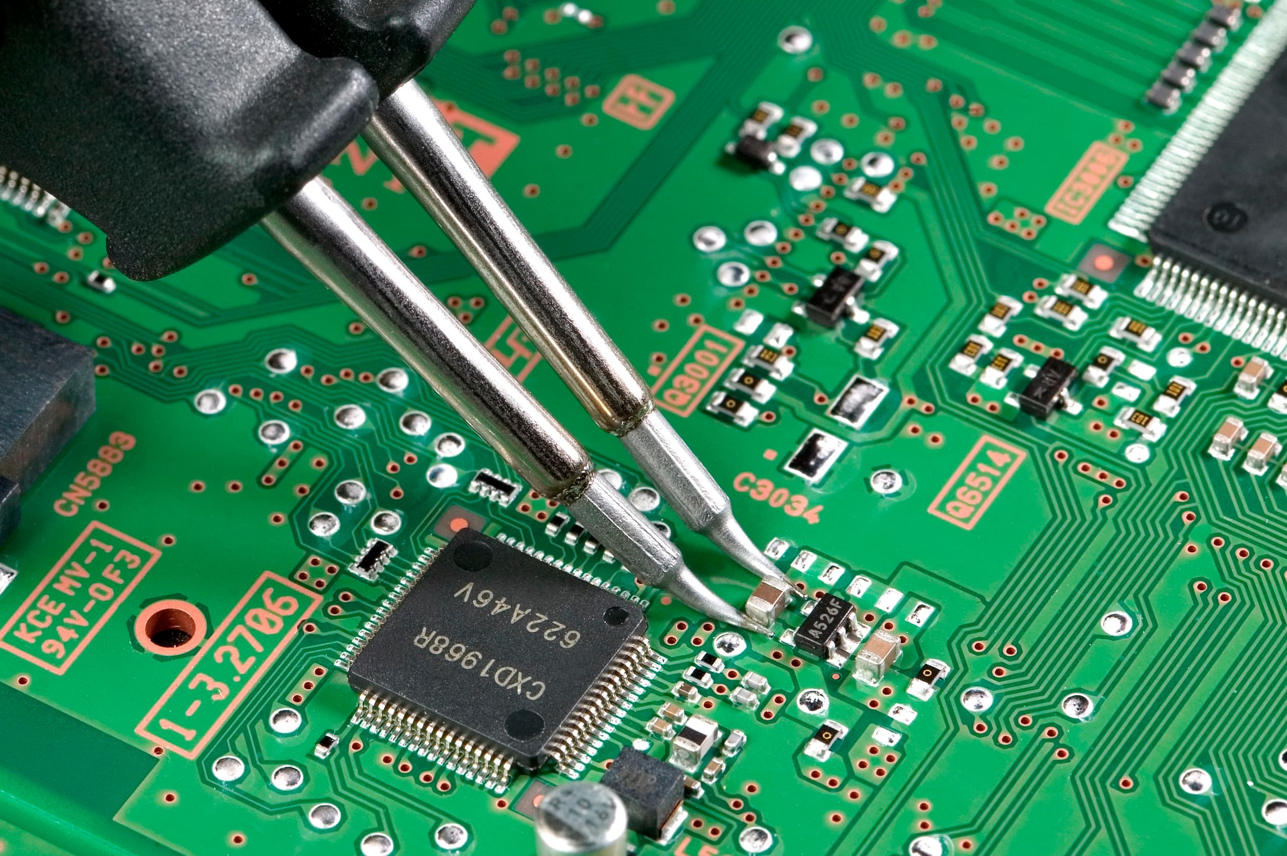 Desoldering of a 1210 capacitor using no flux on green circuit board